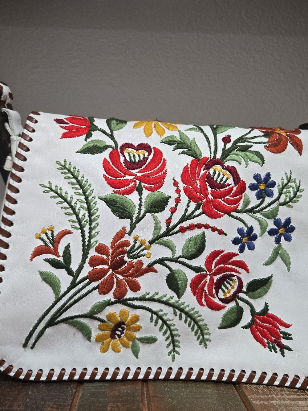 Y2K Isabella Fiore Heidi Swedish Floral White Embroidered Leather Saddle Bag
